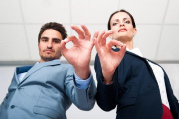 Comportement insultant ou offensant, y compris envers un salarié d’une entreprise tierce = licenciement pour faute grave